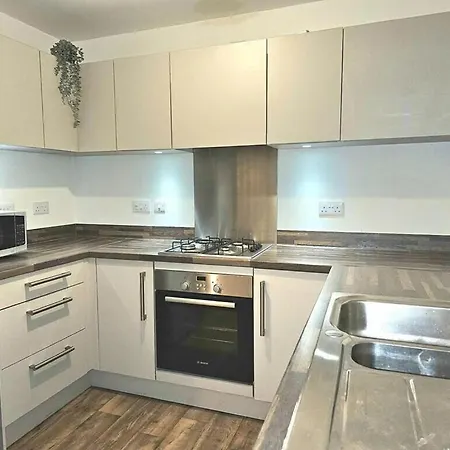 Modern & Fully Furnished Гостьовий будинок Бристоль