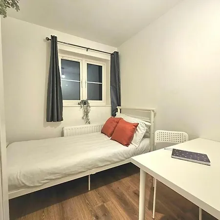 Modern & Fully Furnished Bristol